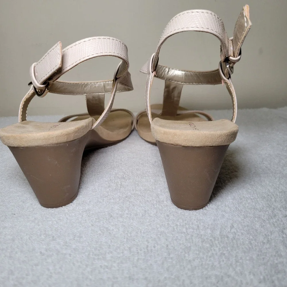 Bandolino Womens Beige Beaded T-Strap Wedge Sandals Snake Size 8.5M